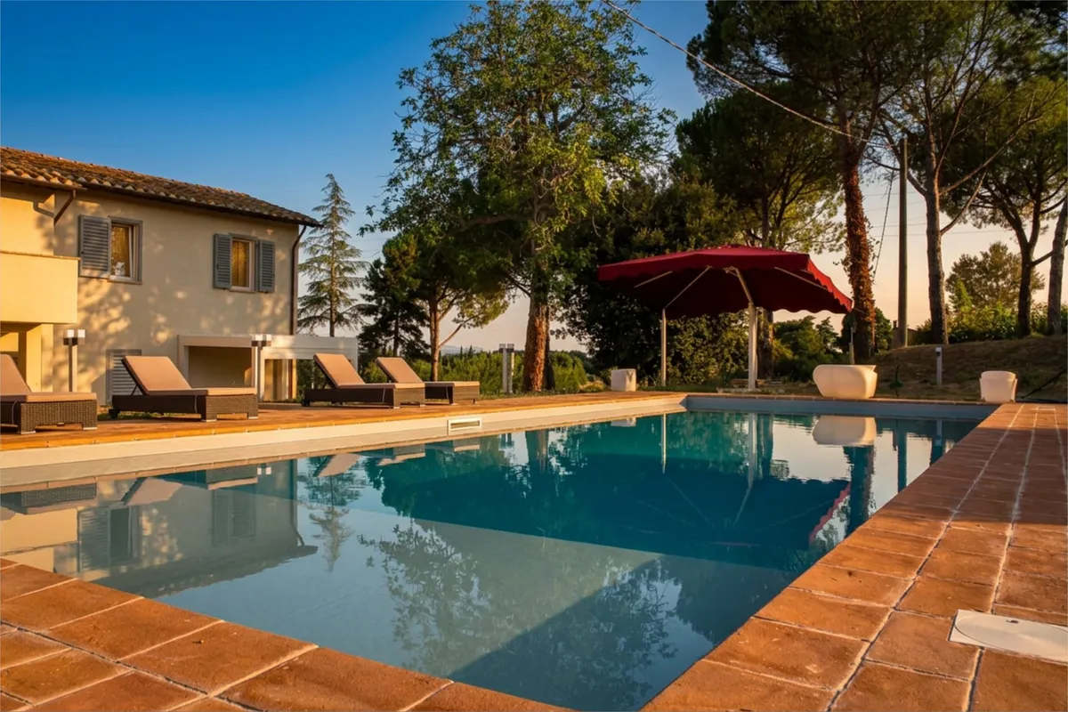 Vista panoramica della villa e della piscina al tramonto - The Lodge Umbria