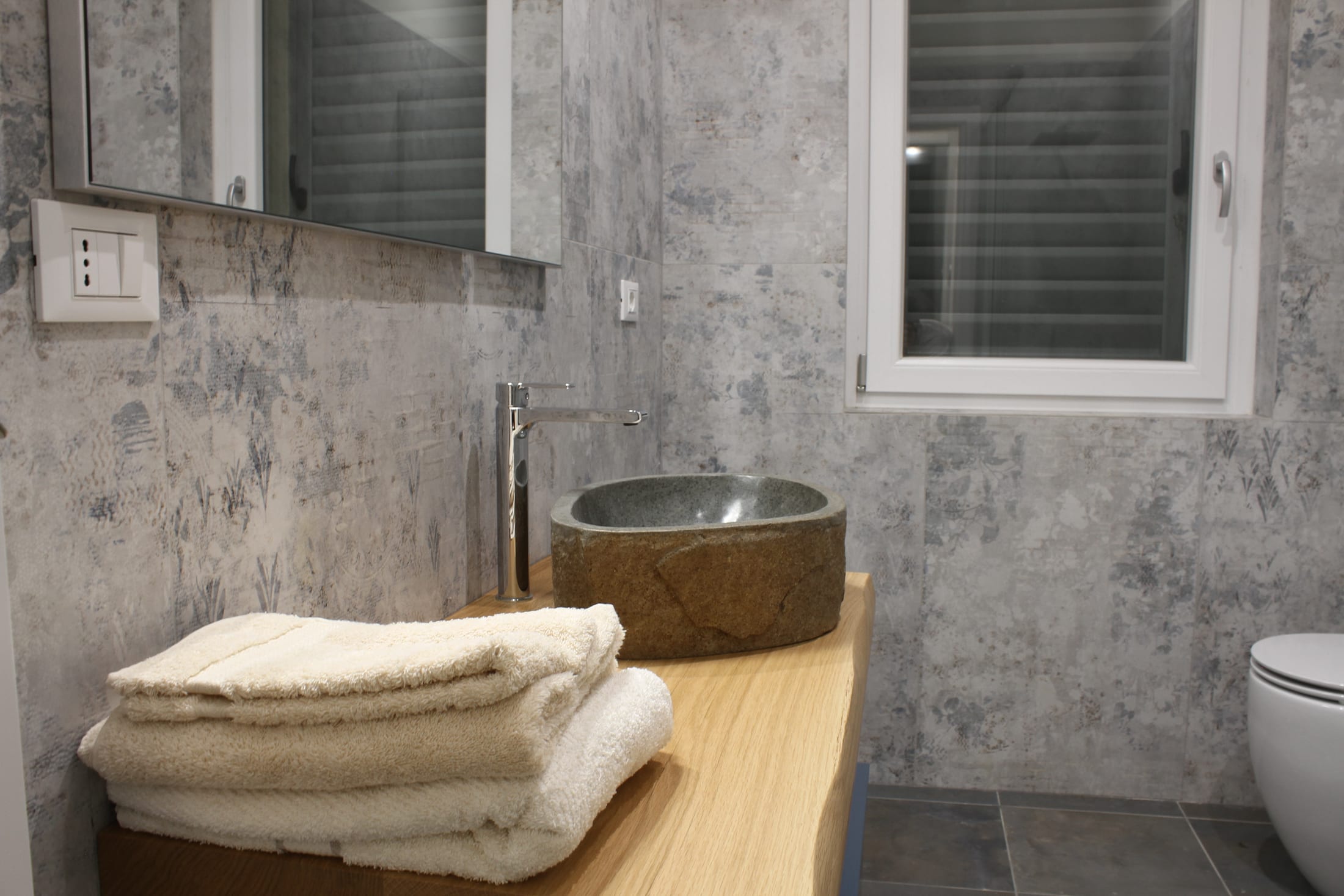 Il bagno minimalista dell'appartamento superiore
