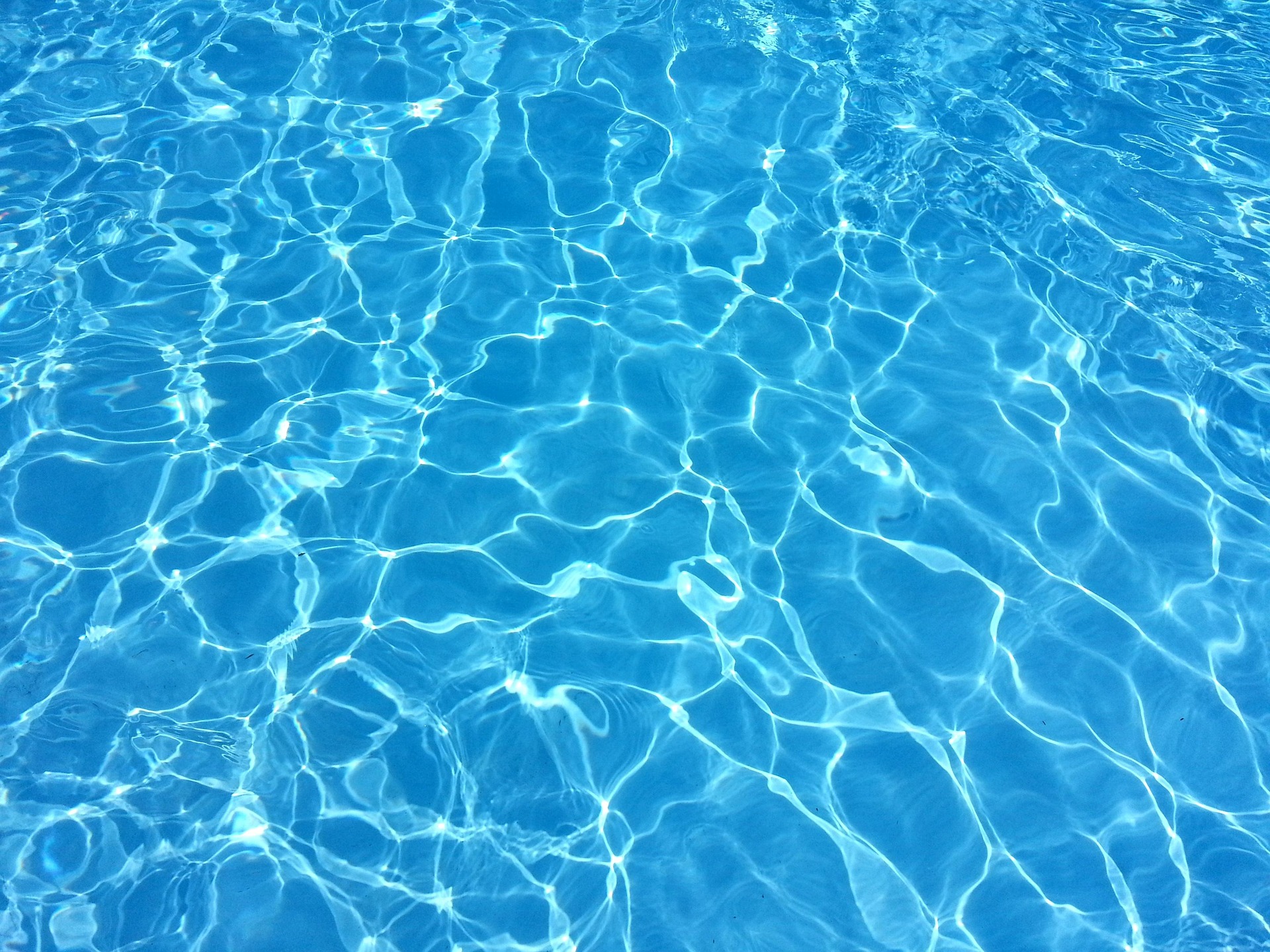 Dettaglio del solarium a bordo piscina