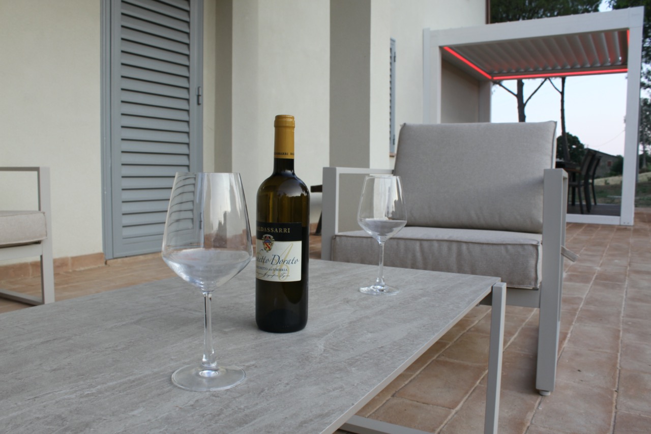 Dettaglio di un calice di vino sulla veranda esterna