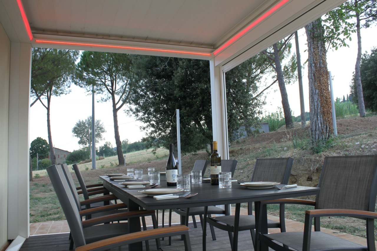La tavola apparecchiata sulla veranda esterna di The Lodge Perugia